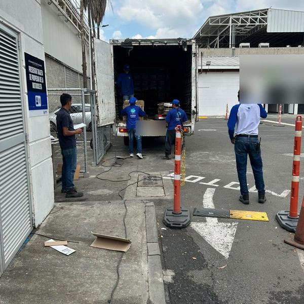 Equipo Geoambiental Trust cargando camión de recolección